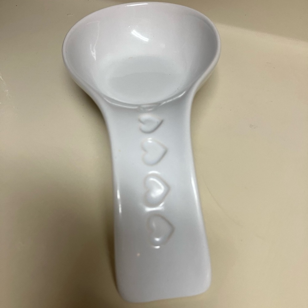 White jumbo spoon rest with hearts